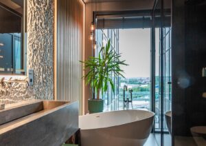 stilingas vonios kambario interjeras | dekoratyvinė sienų apdaila ETNA