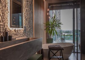 stilingas vonios kambario interjeras | dekoratyvinė sienų apdaila ETNA