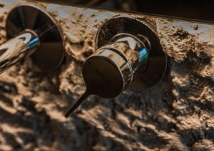 stilingas vonios kambario interjeras | dekoratyvinė sienų apdaila ETNA