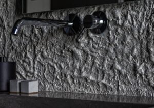 stilingas vonios kambario interjeras | dekoratyvinė sienų apdaila ETNA