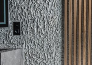 stilingas vonios kambario interjeras | dekoratyvinė sienų apdaila ETNA