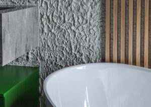 stilingas vonios kambario interjeras | dekoratyvinė sienų apdaila ETNA