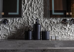 stilingas vonios kambario interjeras | dekoratyvinė sienų apdaila ETNA