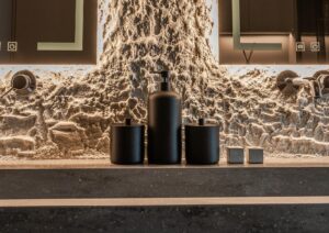 stilingas vonios kambario interjeras | dekoratyvinė sienų apdaila ETNA