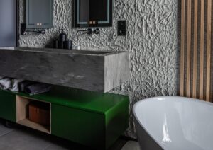 stilingas vonios kambario interjeras | dekoratyvinė sienų apdaila ETNA