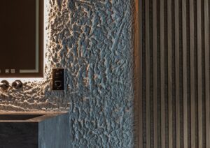 stilingas vonios kambario interjeras | dekoratyvinė sienų apdaila ETNA